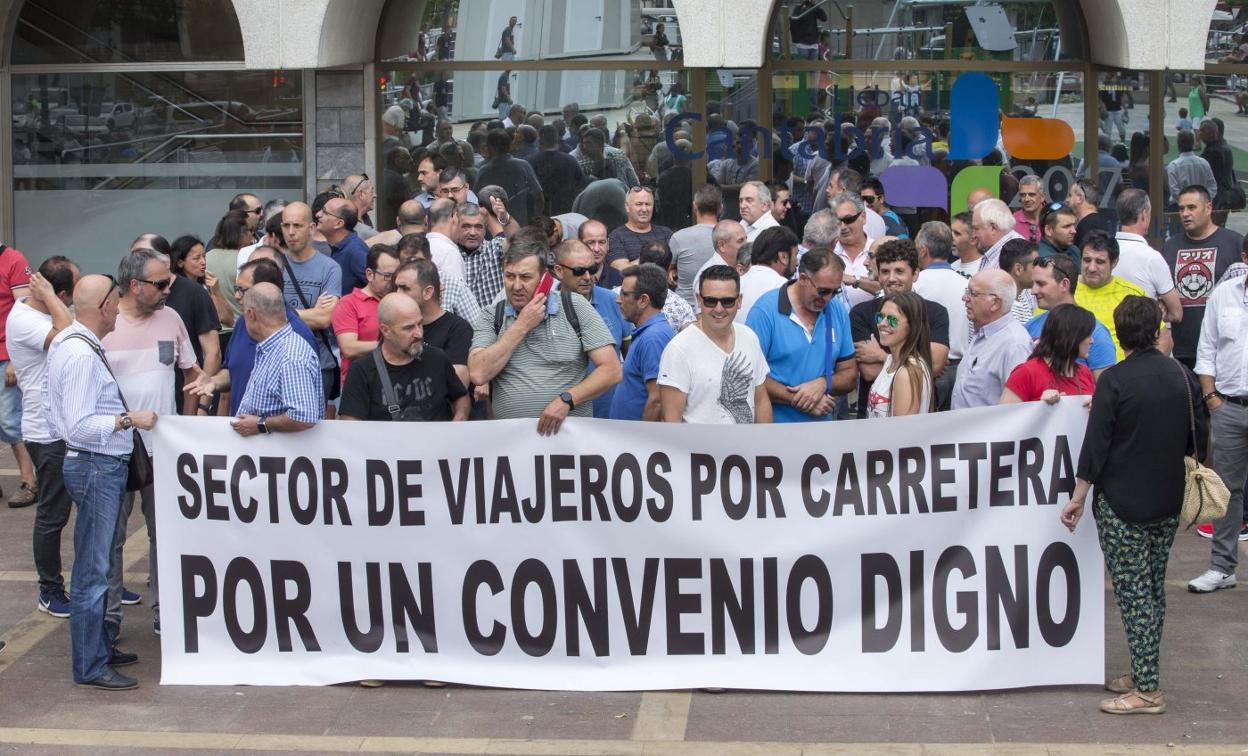 Los representantes sindicales se concentraron ayer en la Estación de Autobuses de Santander. 