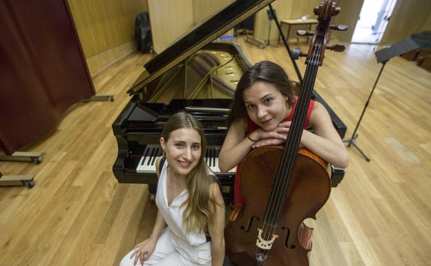 Las hermanas Luana y Charlotte Kaslin en el Conservatorio Jesús de Monasterio de Santander. 