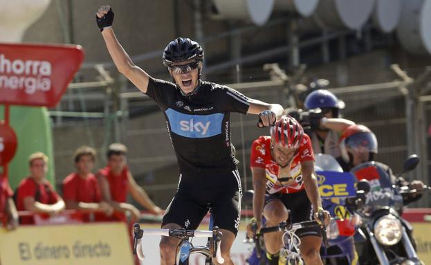 Froome celebra la victoria sobre Cobo en la etapa de Peña Cabarga en la Vuelta 2011. 