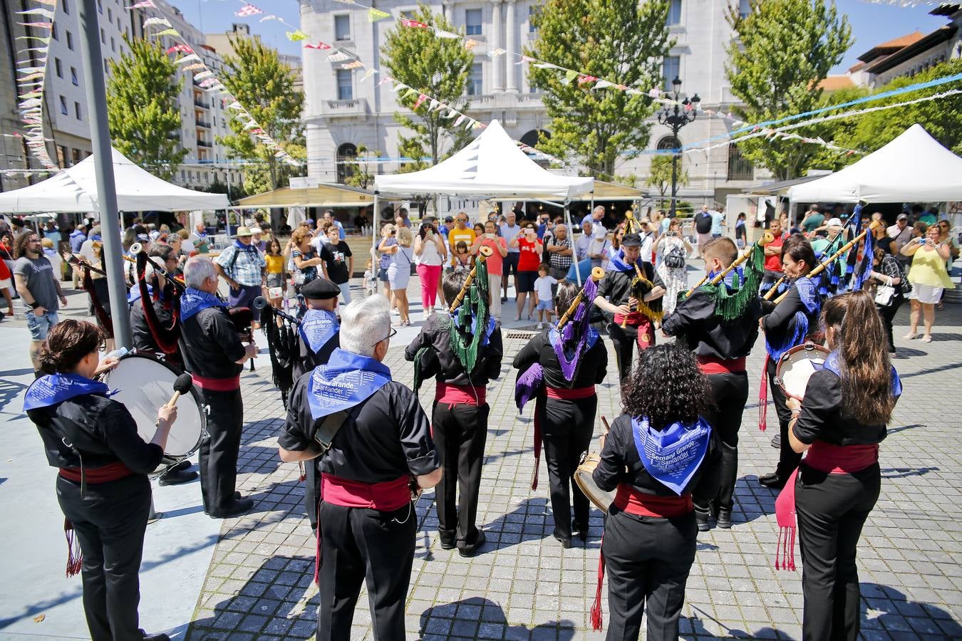 La alcaldesa de Santander, Gema Igual, inaugura las casetas de las fiestas de la capital cántabra.