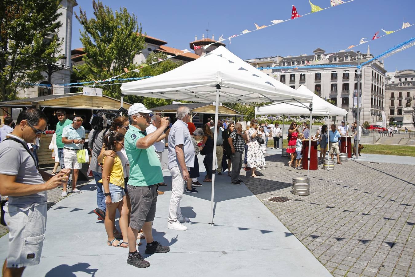 La alcaldesa de Santander, Gema Igual, inaugura las casetas de las fiestas de la capital cántabra.