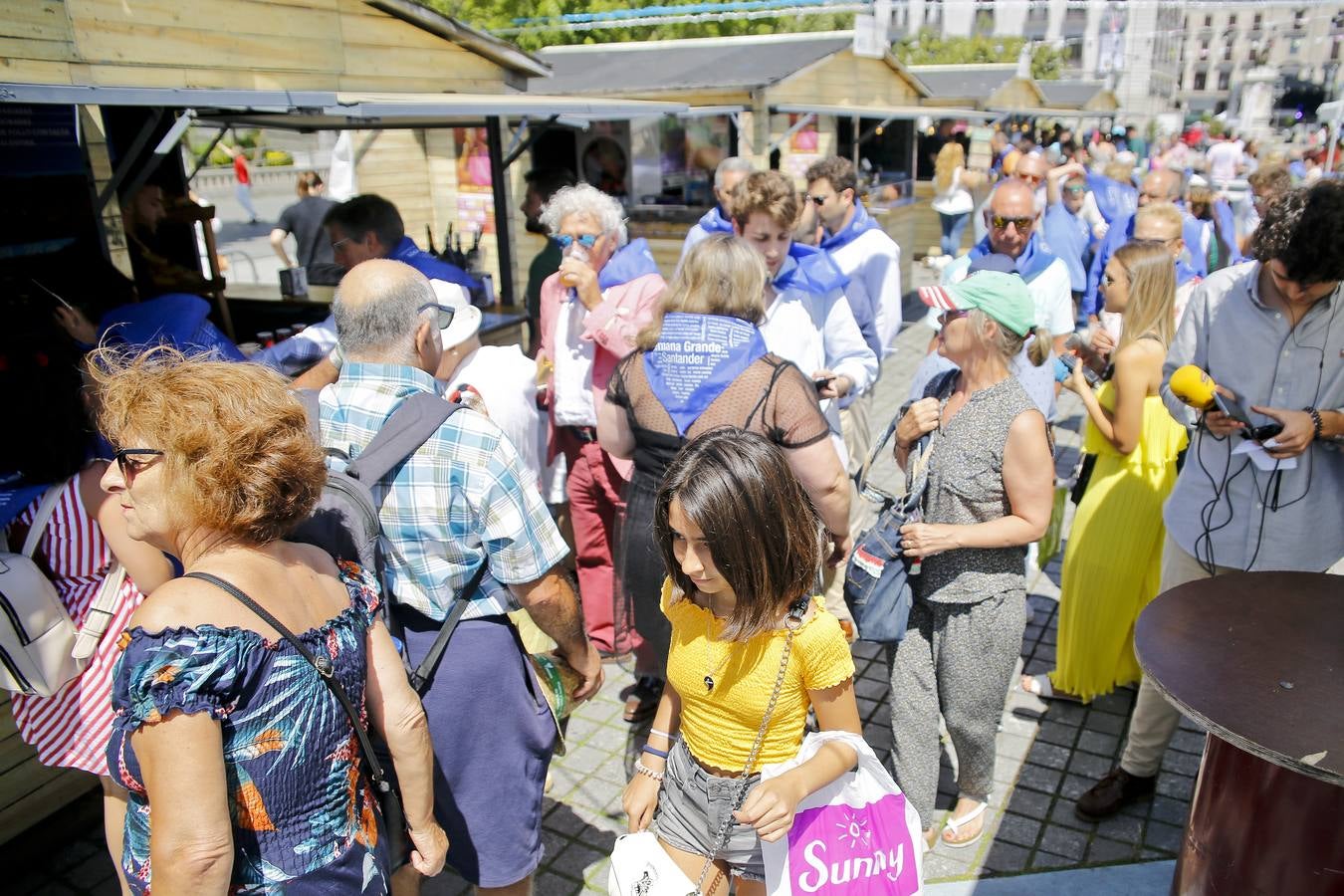 La alcaldesa de Santander, Gema Igual, inaugura las casetas de las fiestas de la capital cántabra.