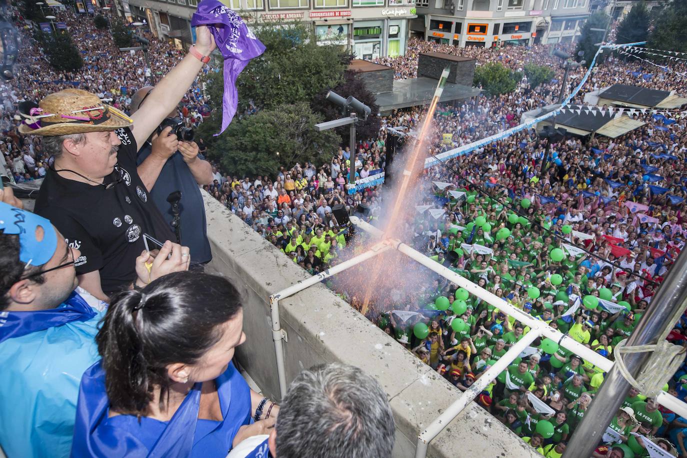 Fotos: Las calles de Santander se llenan de gente en el arranque de las fiestas