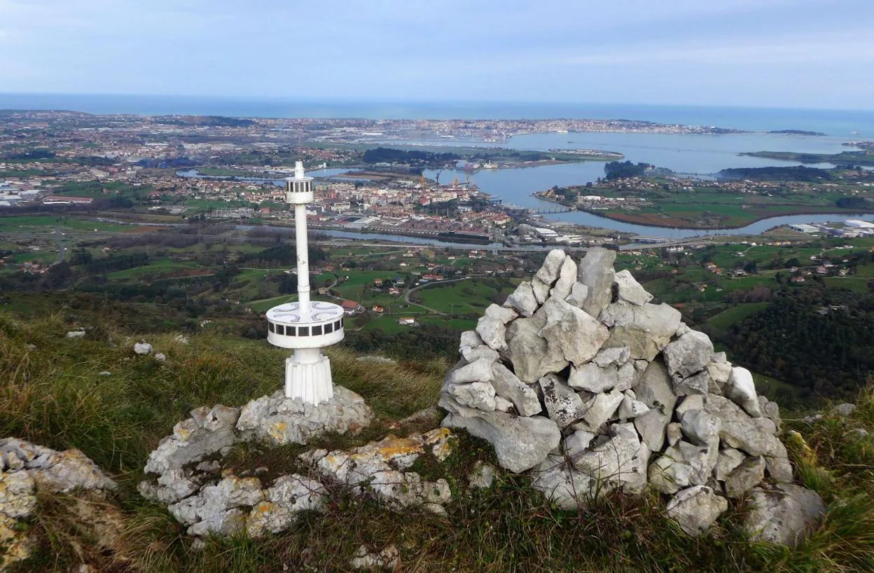 En la cima de Peñas Blancas hay una mini reproducción del monumento al Indiano. Al fondo, la bahía. 