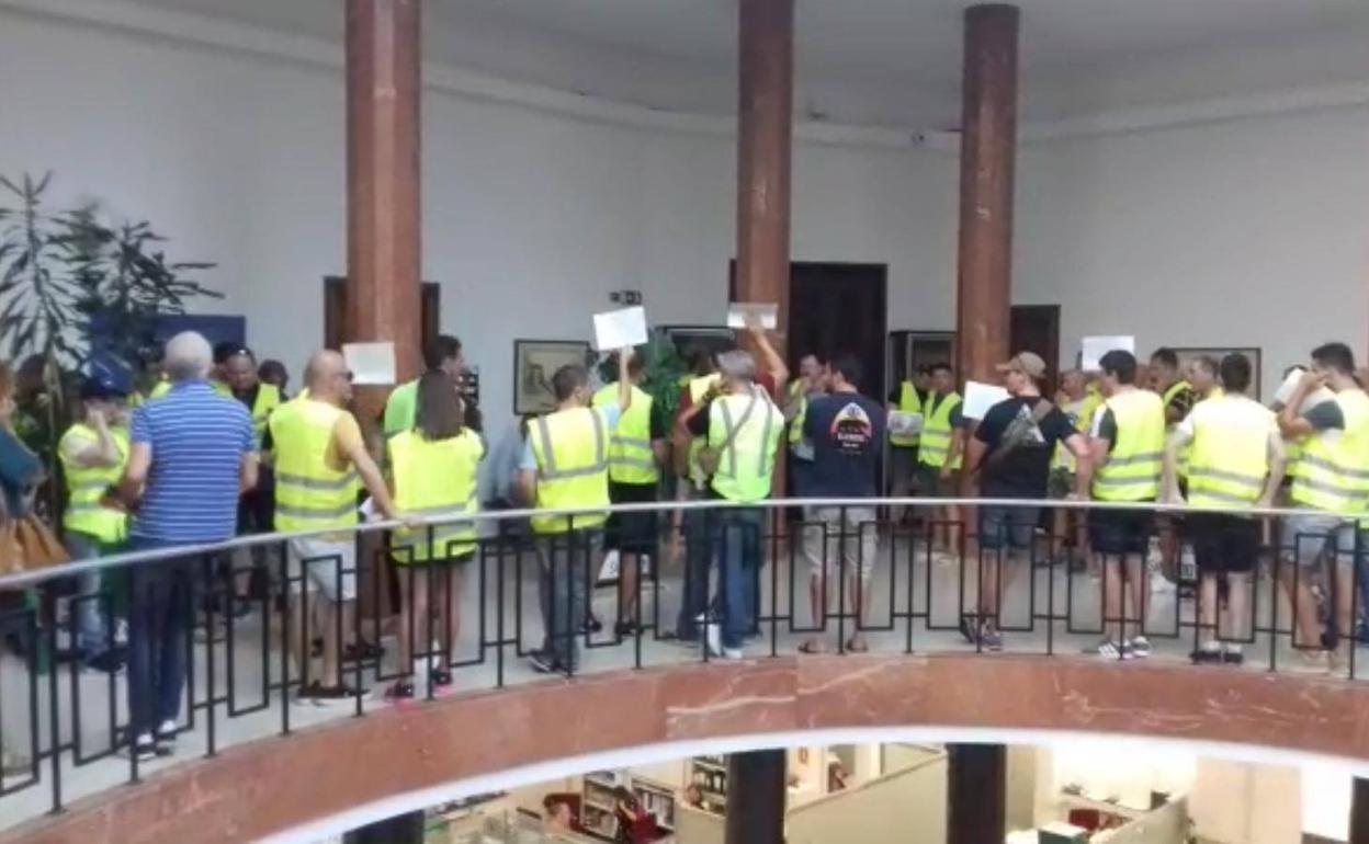 Protesta de los policías locales en el Ayuntamiento de Santander.