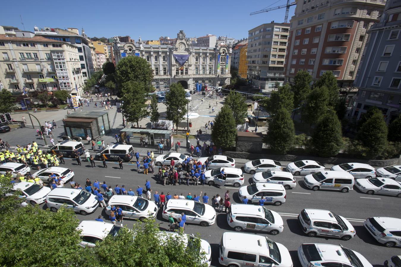 Efectivos de la Policía Local de Santander y los taxistas se han unido hoy para cortar la calle Jesús de Monasterio y paralizar el centro de la ciudad a mediodía para reclamar al Ayuntamiento que atienda sus reivindicaciones.