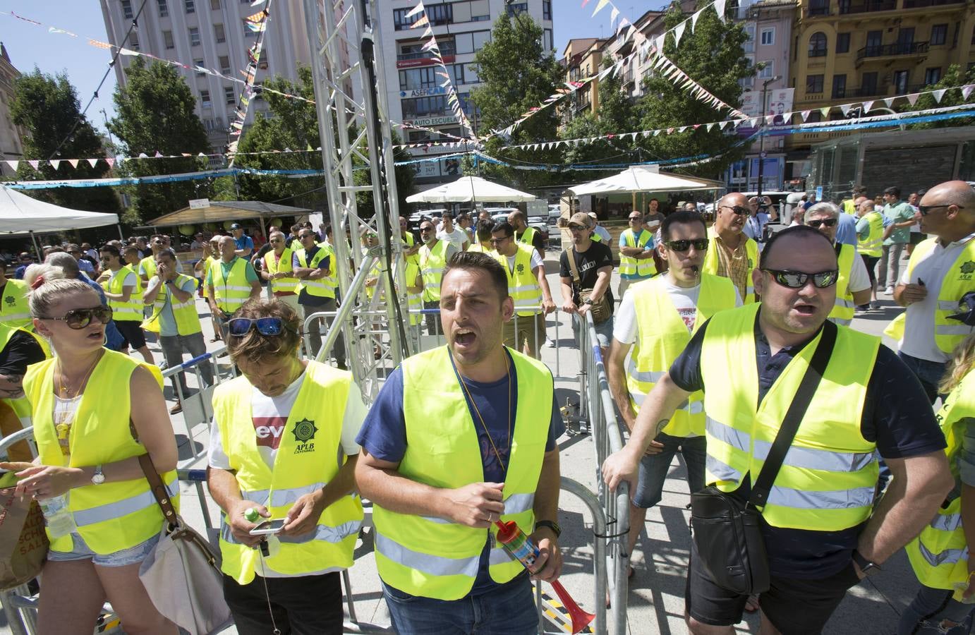 Efectivos de la Policía Local de Santander y los taxistas se han unido hoy para cortar la calle Jesús de Monasterio y paralizar el centro de la ciudad a mediodía para reclamar al Ayuntamiento que atienda sus reivindicaciones.