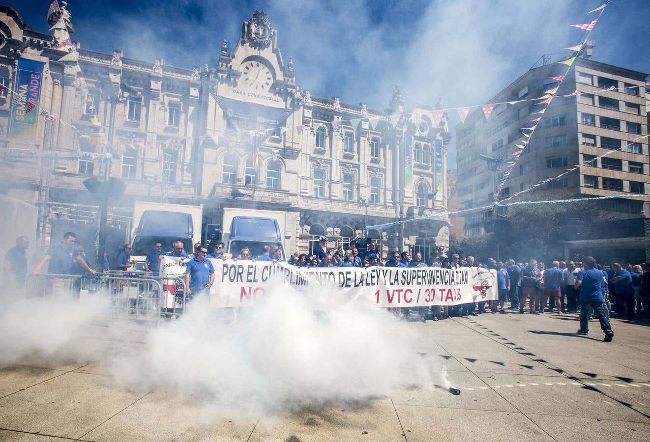 Efectivos de la Policía Local de Santander y los taxistas se han unido hoy para cortar la calle Jesús de Monasterio y paralizar el centro de la ciudad a mediodía para reclamar al Ayuntamiento que atienda sus reivindicaciones.