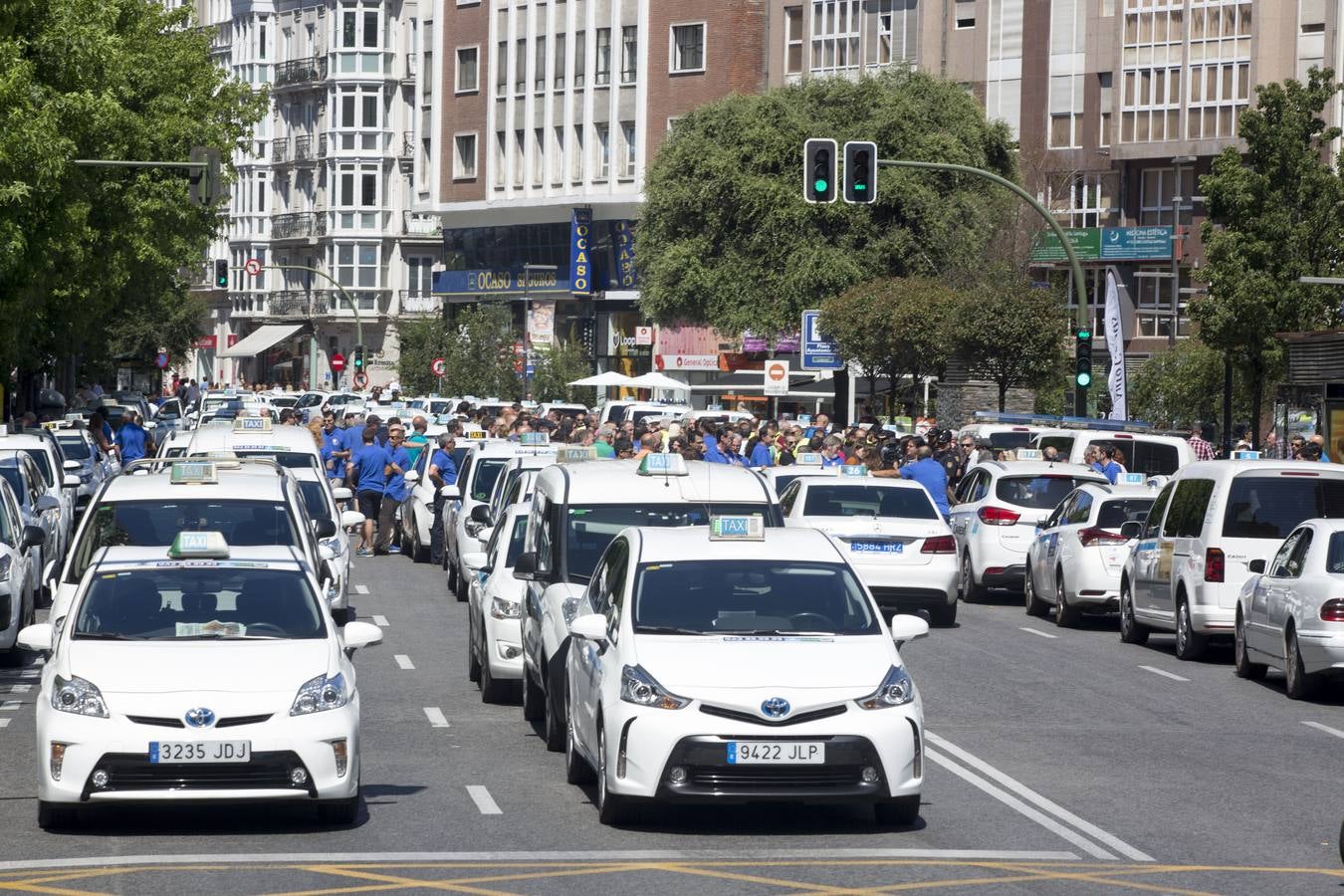 Efectivos de la Policía Local de Santander y los taxistas se han unido hoy para cortar la calle Jesús de Monasterio y paralizar el centro de la ciudad a mediodía para reclamar al Ayuntamiento que atienda sus reivindicaciones.