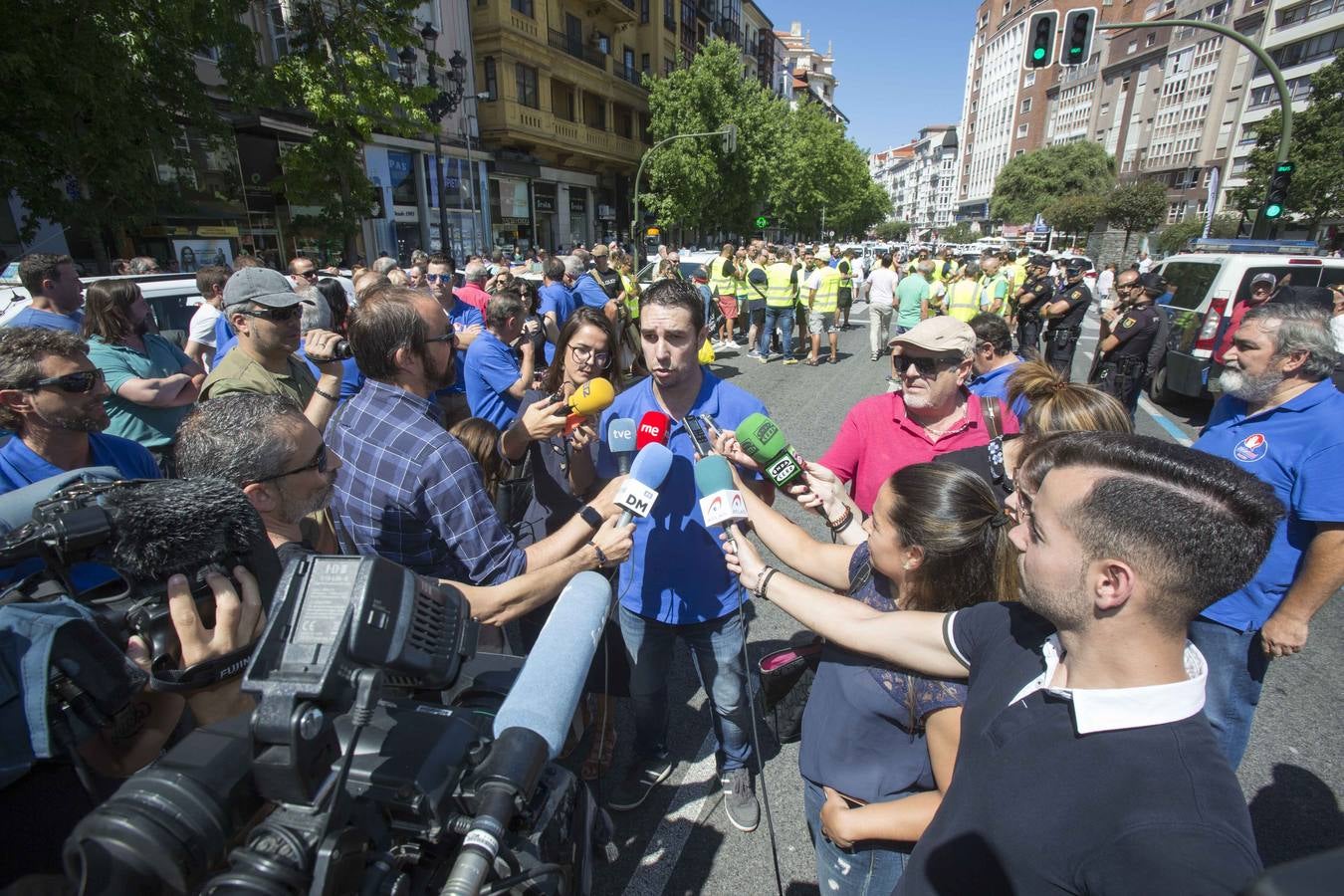 Efectivos de la Policía Local de Santander y los taxistas se han unido hoy para cortar la calle Jesús de Monasterio y paralizar el centro de la ciudad a mediodía para reclamar al Ayuntamiento que atienda sus reivindicaciones.