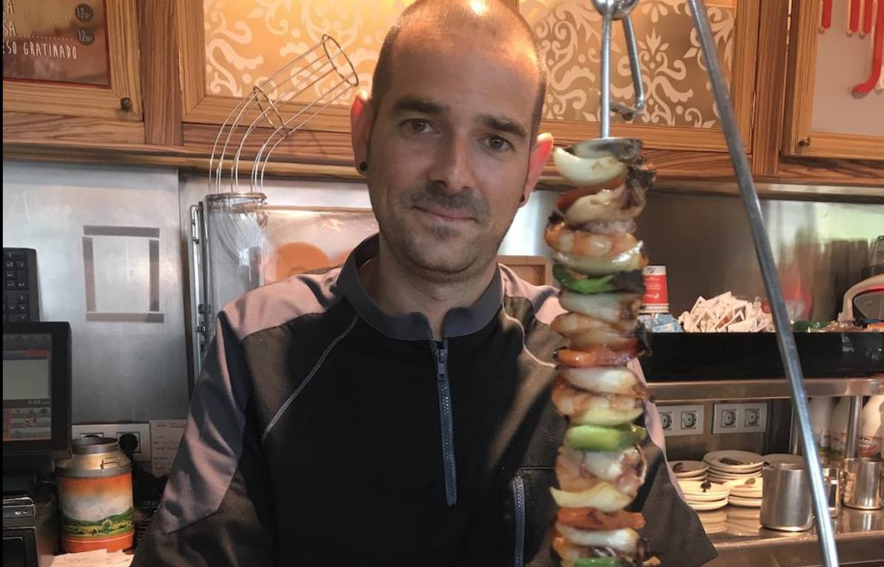 Berto Gutiérrez presenta la bocheta de chipirones, langostinos y verduras. 