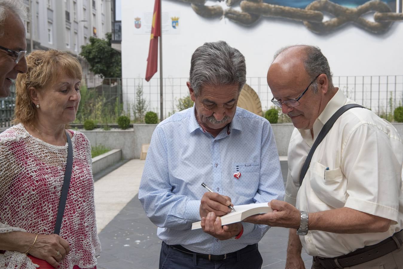 Revilla ha recibido este sábado a cuantas personas han querido acercarse a conocerlo.