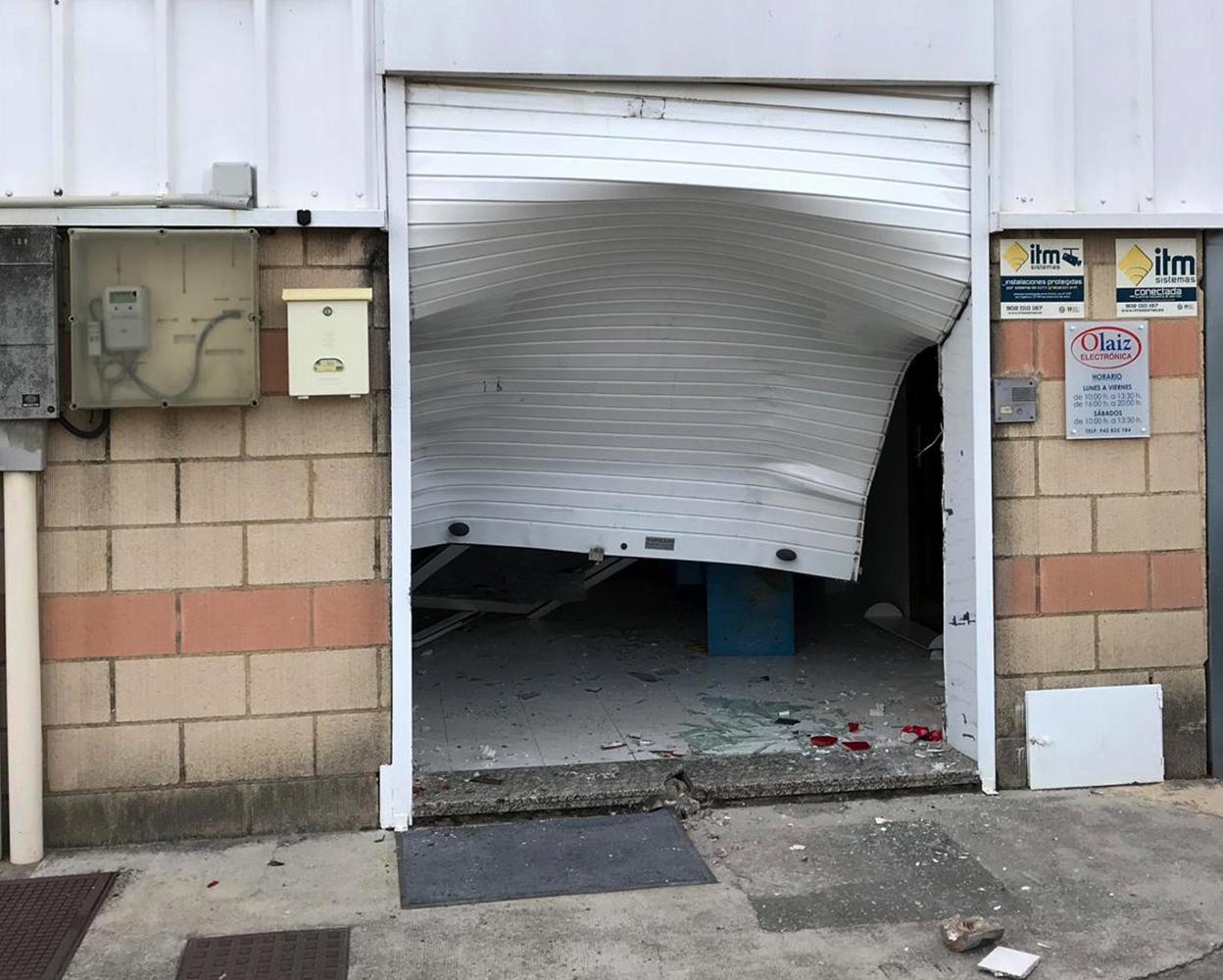 Estado en el que quedó la puerta de Electrónicas Olaiz, una de las empresas afectadas. 