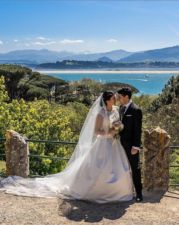 Una pareja en plena grabación con vistas únicas.