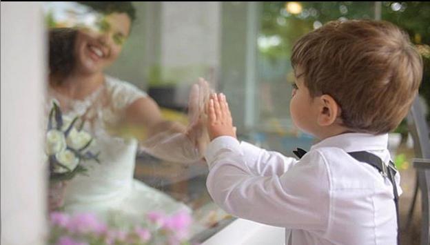 Los vídeos de boda, una sucesión de momentos tan entrañables como el de la imagen.