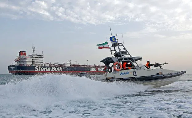Una patrullera de la Guardia Revolucionaria iraní rodea el 'Stena Impero', petrolero con bandera británica anclado cerca del puerto de Bandar Abbas.