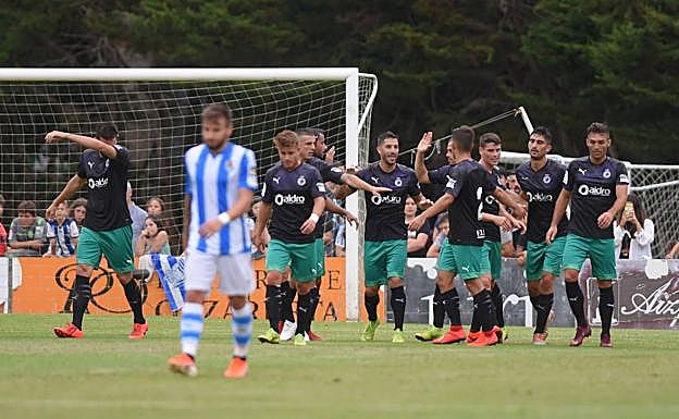 ElRacing festeja su victoria ante los donostiarras en Zarautz en su primer encuentro de relumbrón de la pretemporada. 