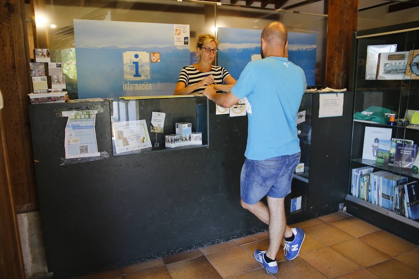 Elena, del centro de visitantes, explica los secretos del nacimiento del Ebro.