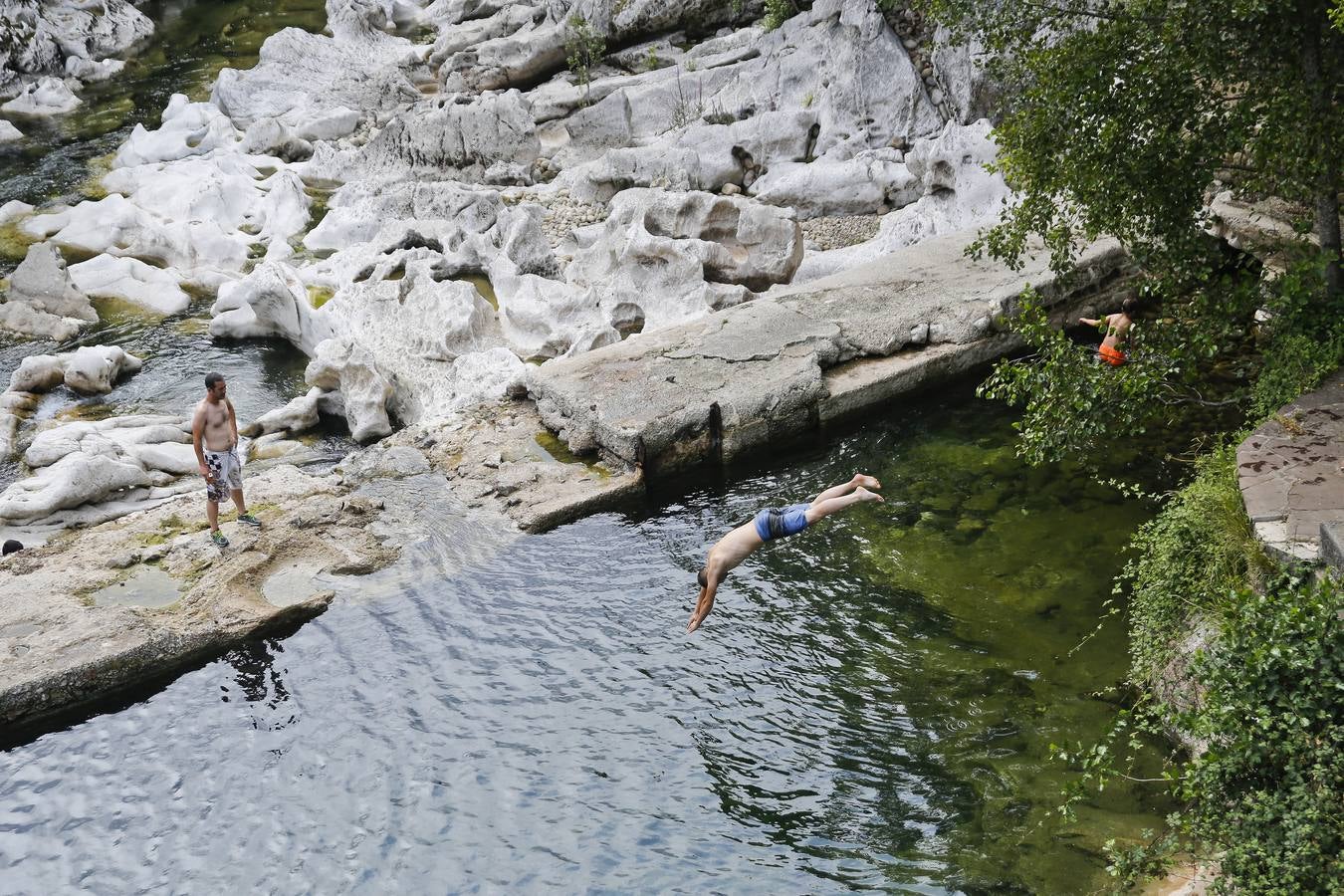 Un joven se lanza al agua de cabeza en la presa de Puente Viesgo.