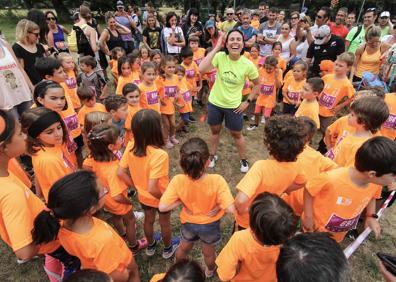 Imagen secundaria 1 - El podio masculino, los participantes en la prueba mini y la salida de la maratón en la campa de Celada de los Calderones.