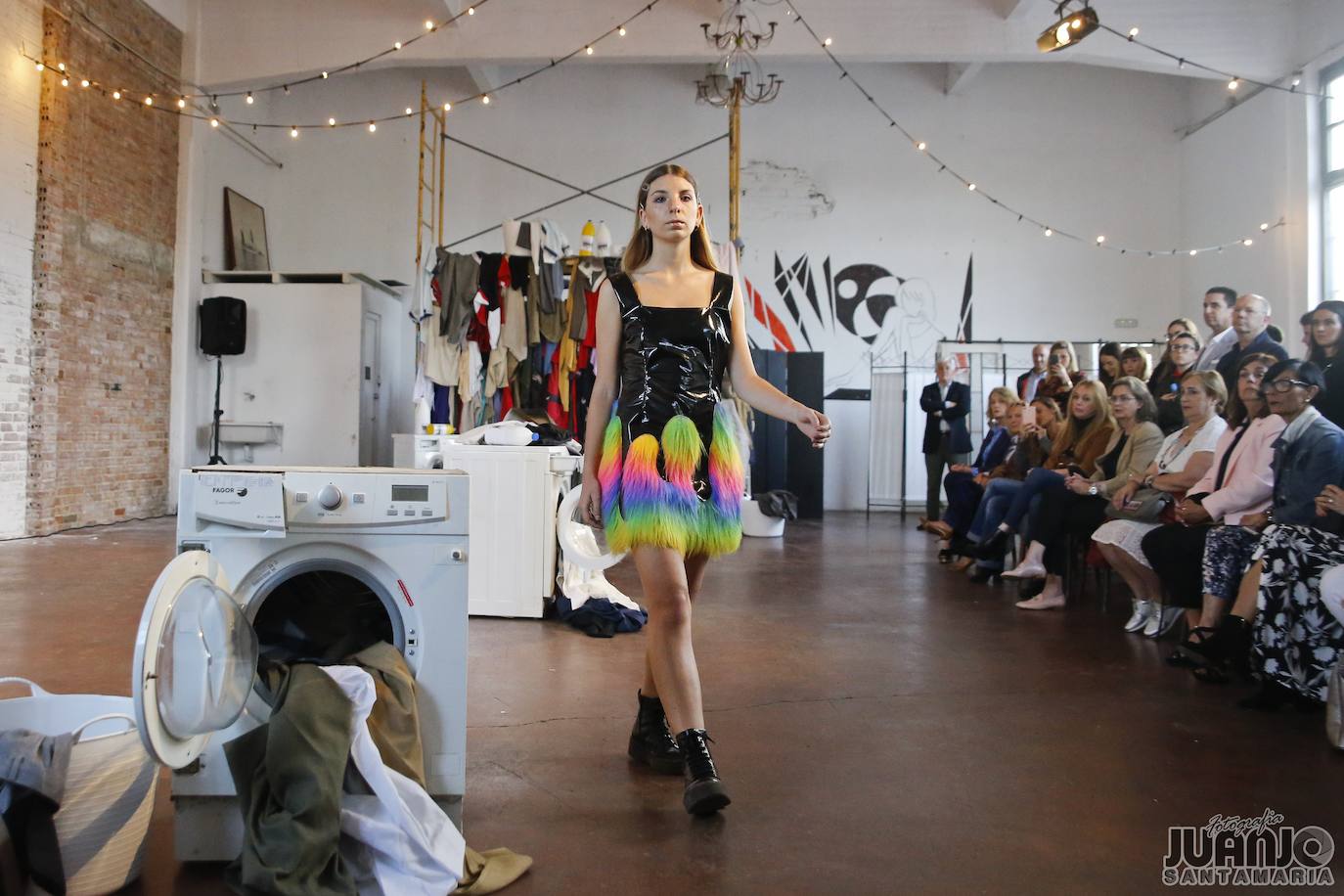 Las prendas que crea la joven diseñadora cántabra simbolizan sus inquietudes con una curiosa combinación de tejidos, formas y colores