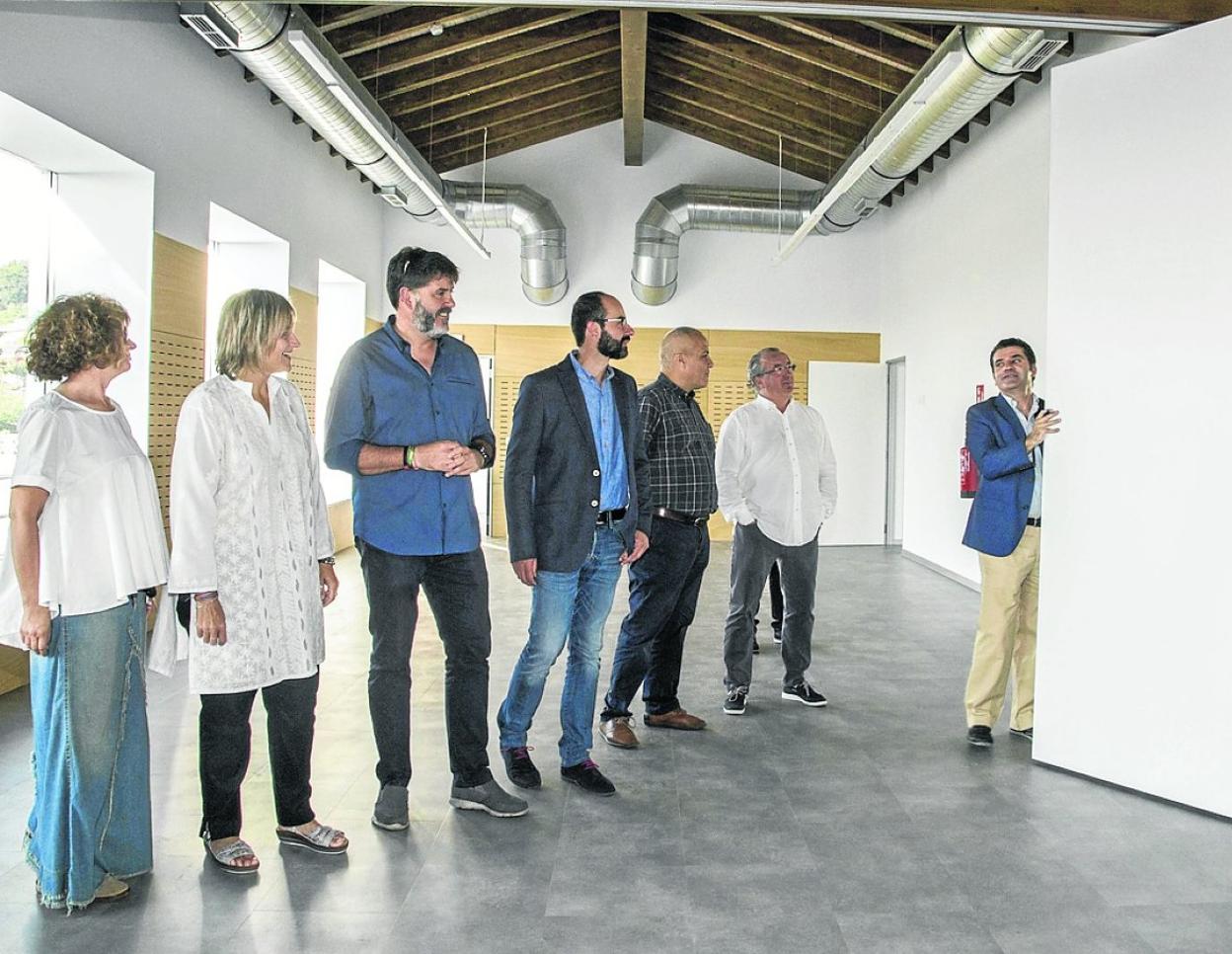 Representantes municipales y de la empresa visitan las obras finalizadas del edificio.