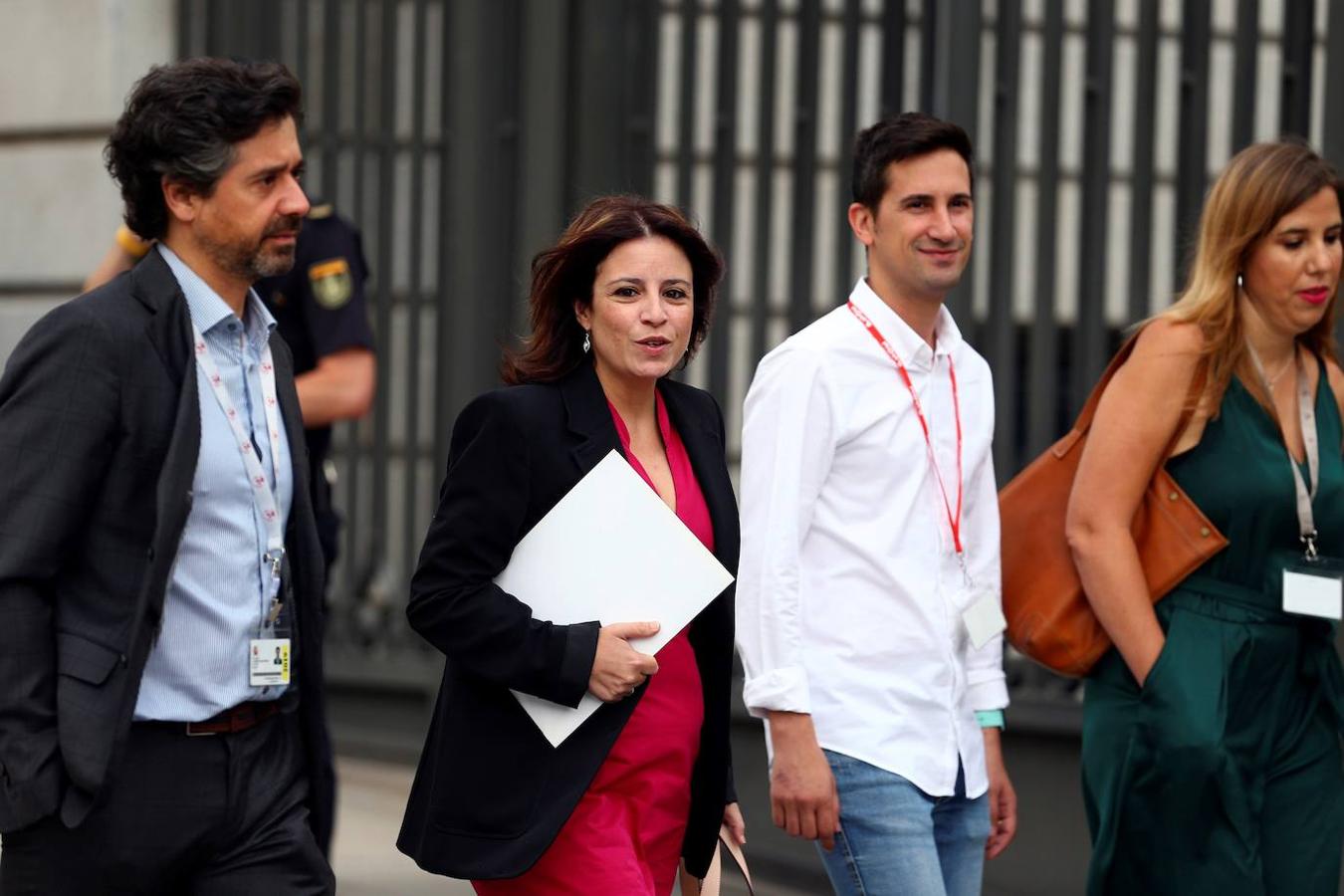 Adriana Lastra, camino del Congreso para asistir a la sesión.