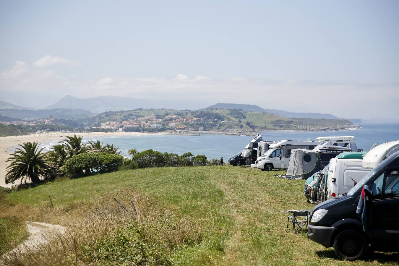 Las vistas desde este aparcamiento de autocaravanas en Gerra son impresionantes.