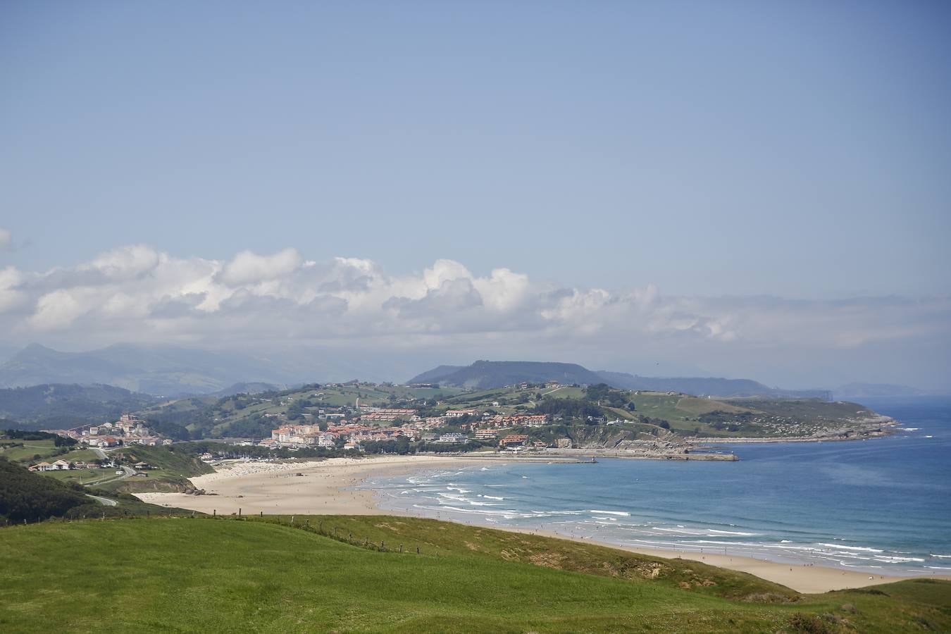 San Vicente de la Barquera, al fondo, desde Gerra.