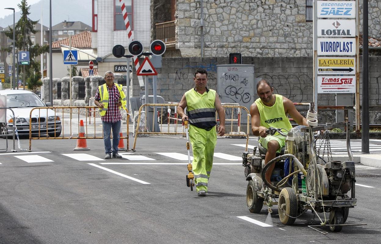 Trabajos de señalización en la nueva calle del Paseo del Niño. :: luis palomeque