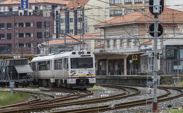 Un tren de Feve circula junto a la estación del centro de Torrelavega. 