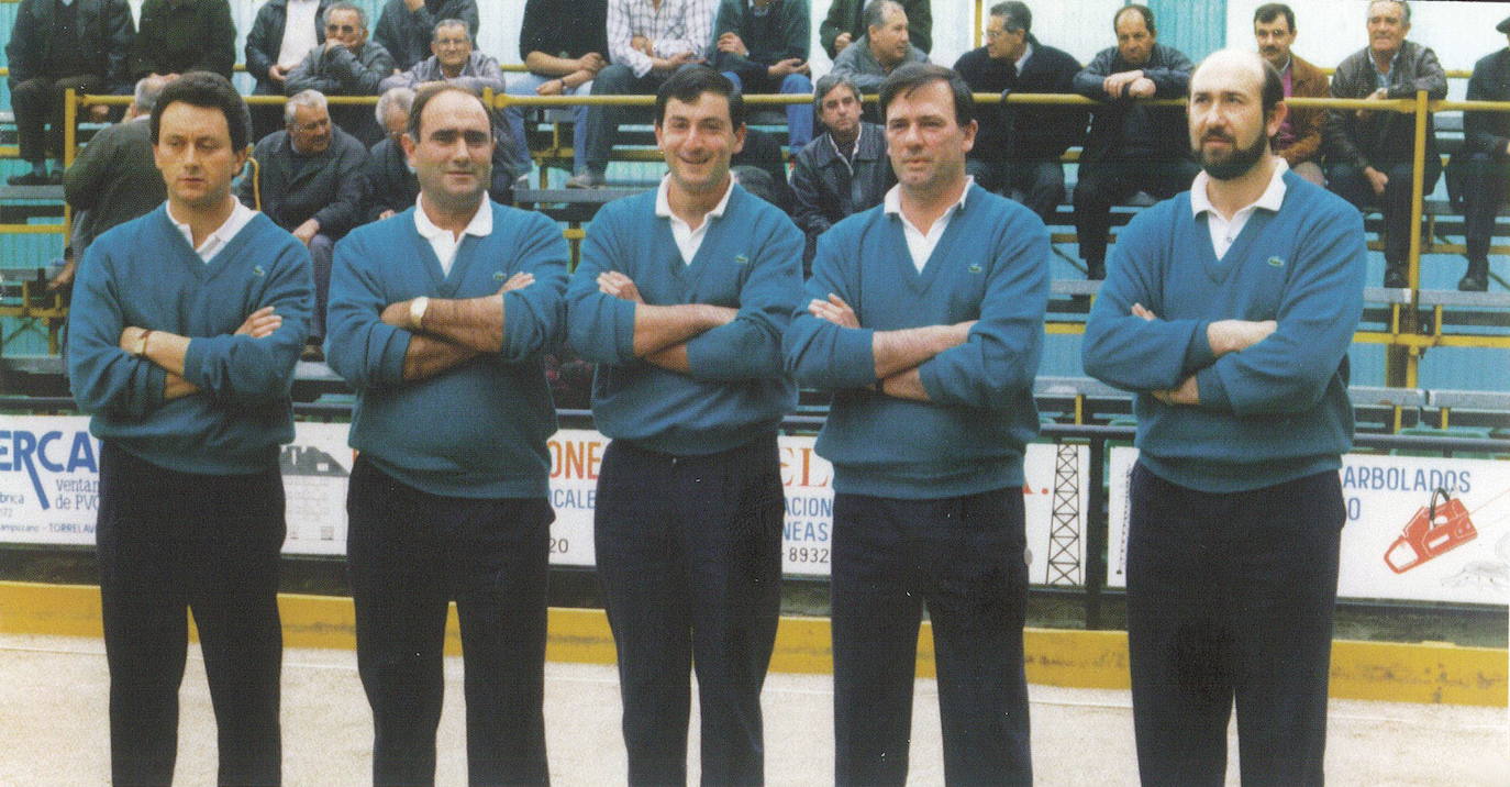 Foto de 1989 de Agustín Fernández, José Ingelmo, Rodrigo Núñez, Tete Rodríguez y Florentino Díaz, de la Peña Bolística Construcciones Rotella que se proclamó campeona de la Liga.