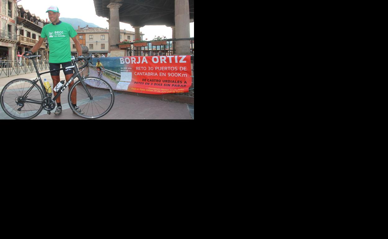 Borja Ortiz llega a Potes después de conseguir el reto de ascender los 30 puertos de montaña en bicicleta/ Fotografía: Pedro Álvarez