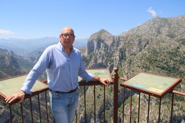 Secundino Caso, en el mirador de Santa Catalina, desde el que hay magníficas vistas del Desfiladero de La Hermida