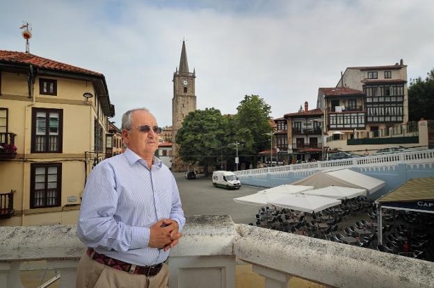 Joaquín Echeverría, en la plaza del Corro Campíos, en Comillas, donde está situada su casa de veraneo.