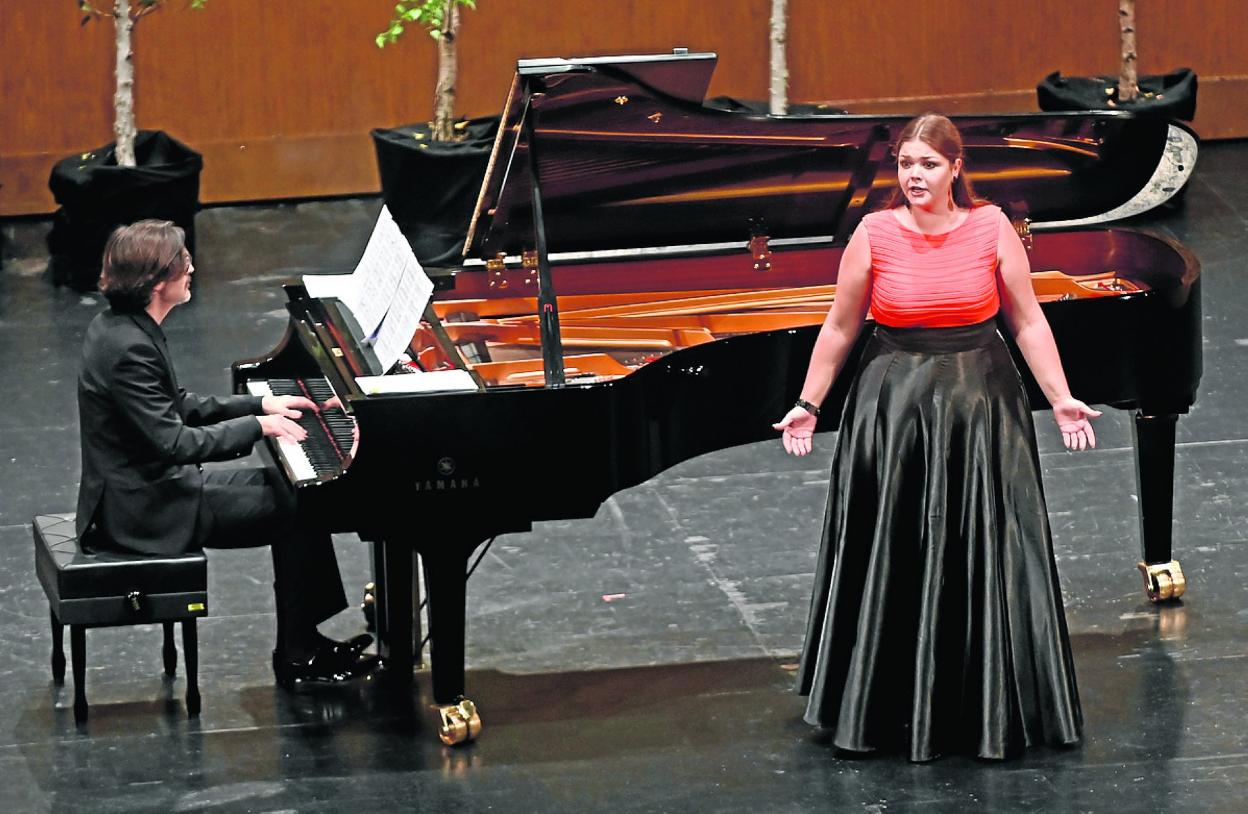 la soprano Edina Békefi en el escenario de la Sala Pereda. :: elena torcida