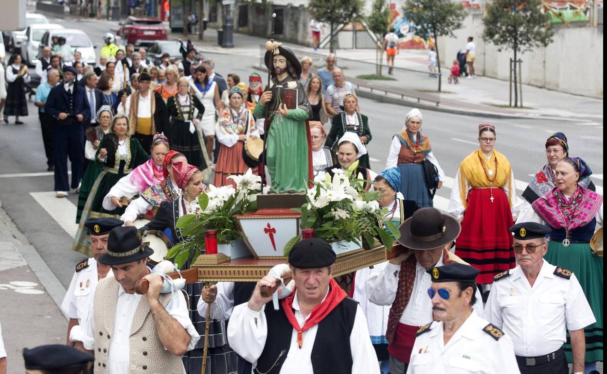 Imagen de la procesión de Santiago, a su paso por Casimiro Sainz. 