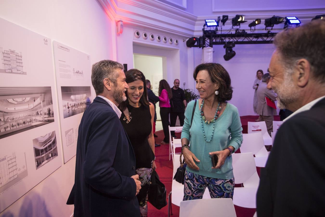 La presidenta del Banco Santander, Ana Botín, que ha presentado hoy los dos proyectos de la entidad en la ciudad en un acto en el que han estado presentes el arquitecto David Chipperfield y el estudio Cruz y Ortiz, el presidente de Cantabria y la alcaldesa de Santander, entre otras autoridades