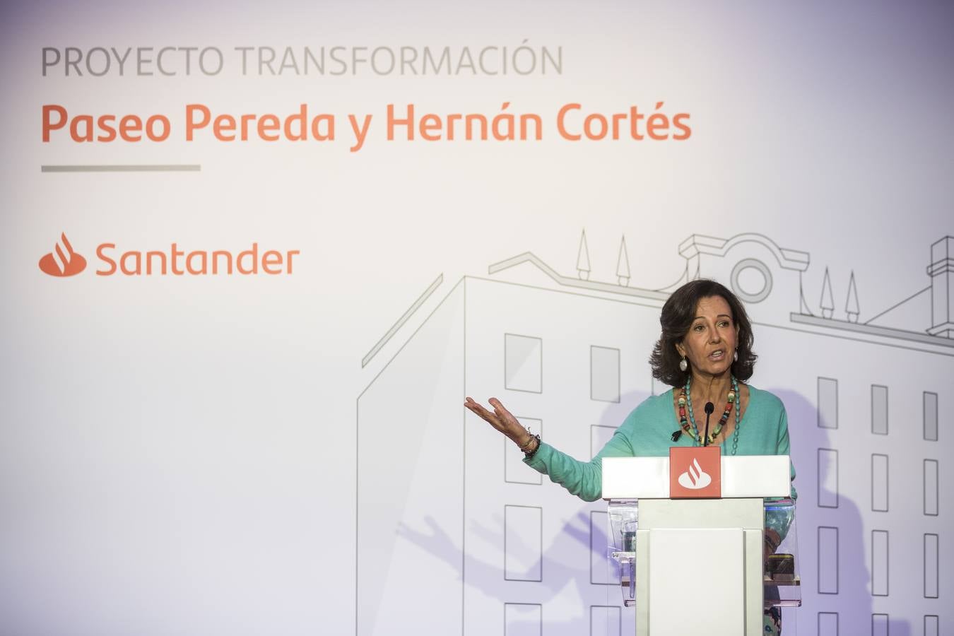 La presidenta del Banco Santander, Ana Botín, que ha presentado hoy los dos proyectos de la entidad en la ciudad en un acto en el que han estado presentes el arquitecto David Chipperfield y el estudio Cruz y Ortiz, el presidente de Cantabria y la alcaldesa de Santander, entre otras autoridades