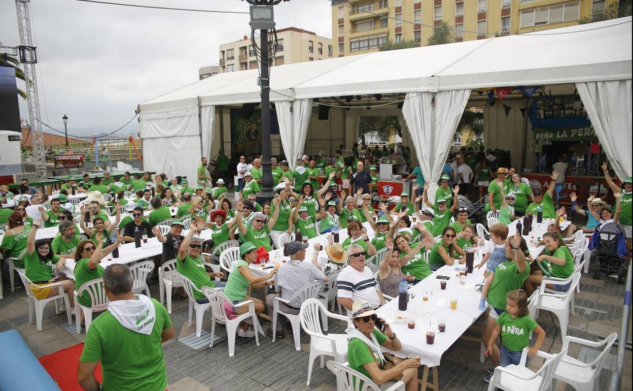 Los miembros de La Pera disfrutaron de una marmitada en la Plaza de México para celebrar su 27 aniversario. :: j. santamaría