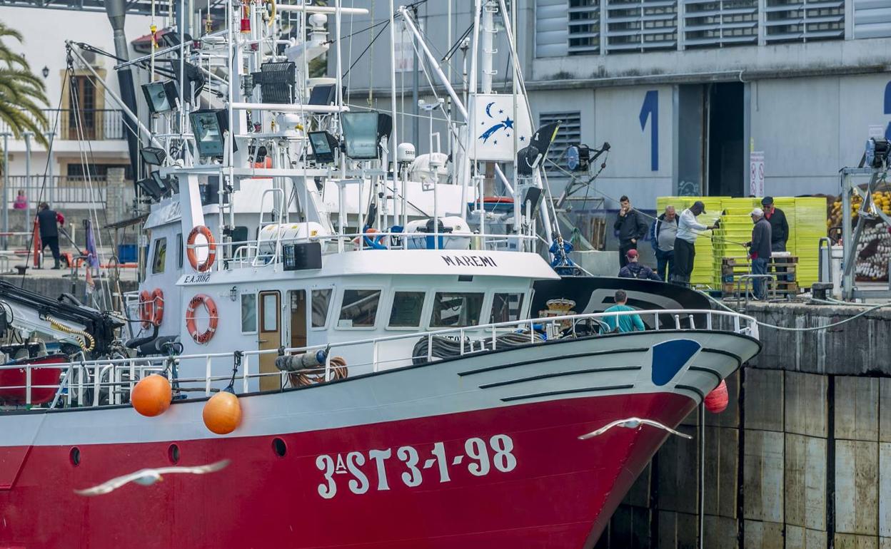 Pescadores en el puerto de Santoña.