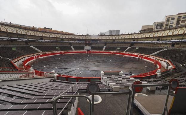 La arena de la plaza de toros ha sido cubierta con plásticos para que no se estropeé para esta tarde. 