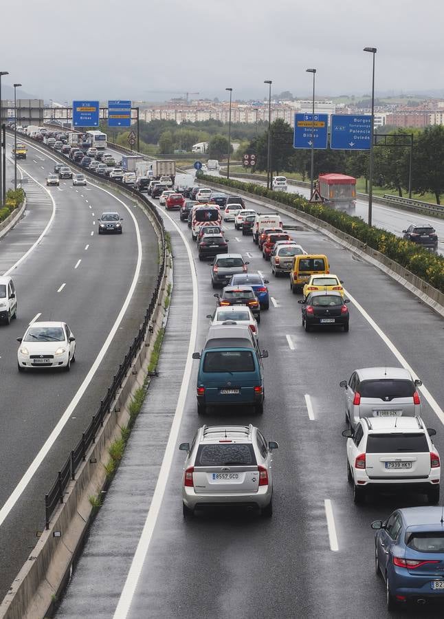 Fotos: Largas retenciones a la salida de Santander por un accidente