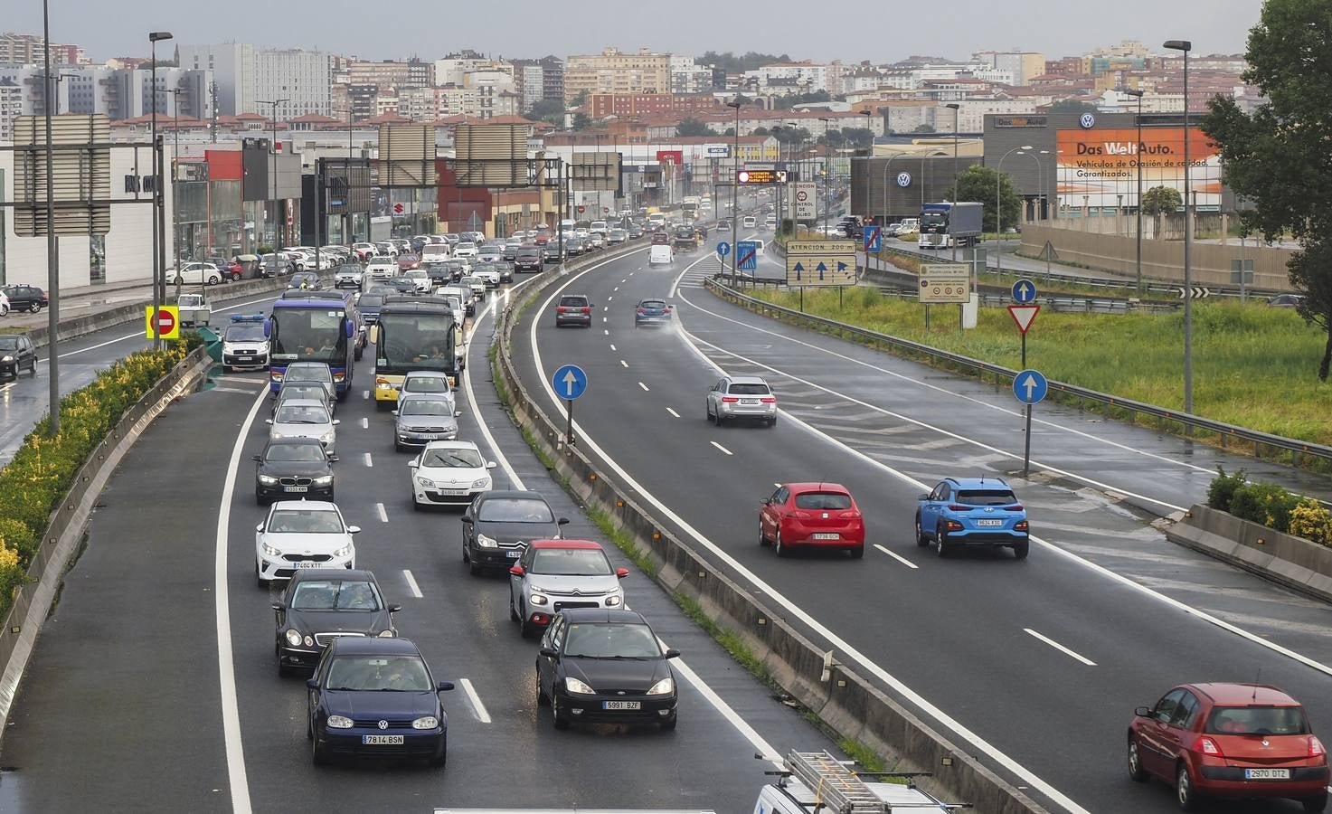 Fotos: Largas retenciones a la salida de Santander por un accidente