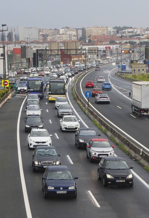 Fotos: Largas retenciones a la salida de Santander por un accidente