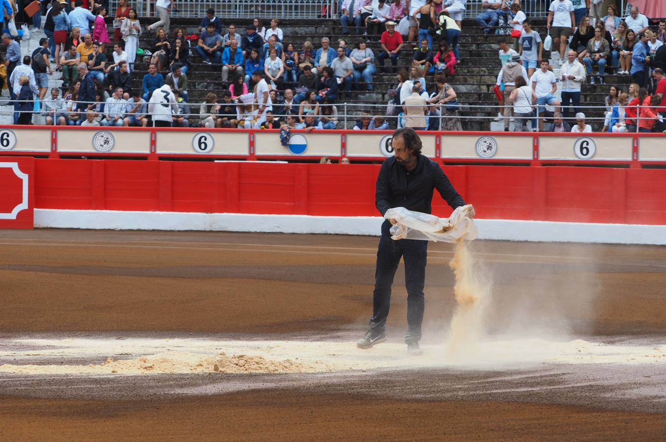 La intensa lluvia caída en Santander ha obligado a adecuar la plaza y a retrasar la corrida de toros de este viernes.