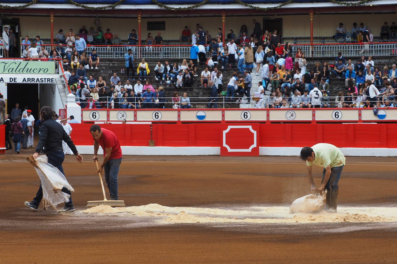 La intensa lluvia caída en Santander ha obligado a adecuar la plaza y a retrasar la corrida de toros de este viernes.