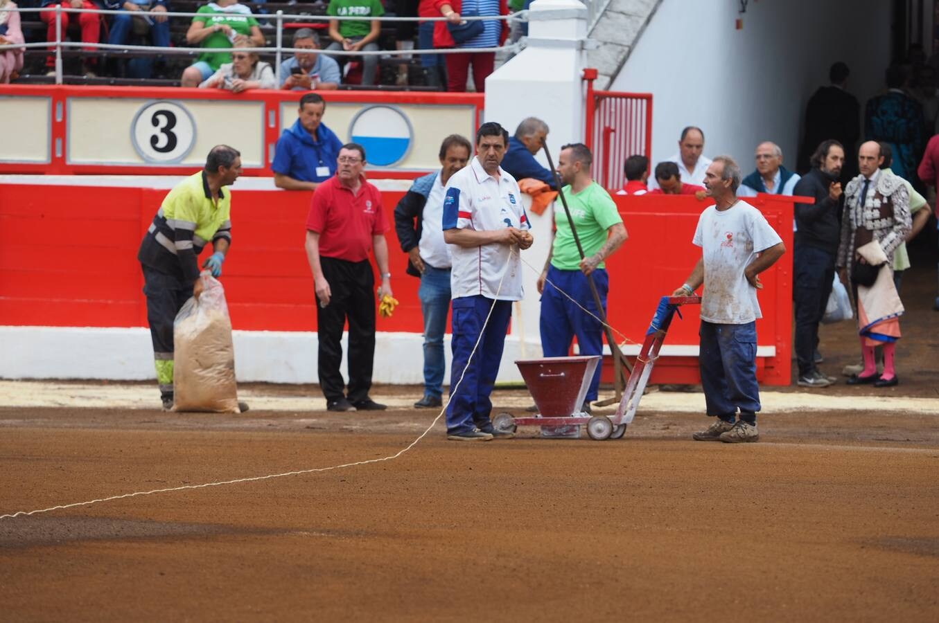 La intensa lluvia caída en Santander ha obligado a adecuar la plaza y a retrasar la corrida de toros de este viernes.