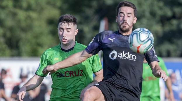 Rafa de Vicente defiende el balón ante un jugador del Cayón en el partido del pasado miércoles.