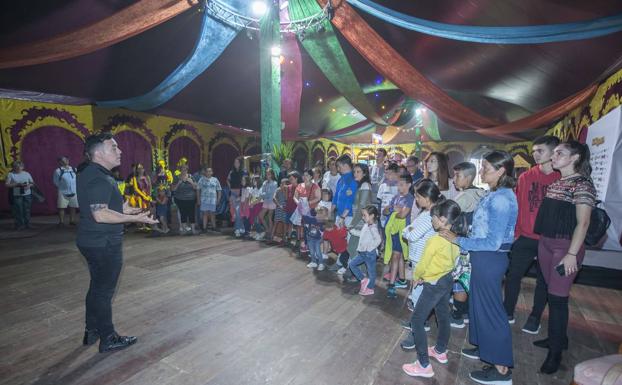 Galería. Raúl Alegría, director cel circo, atiende a unos visitantes,